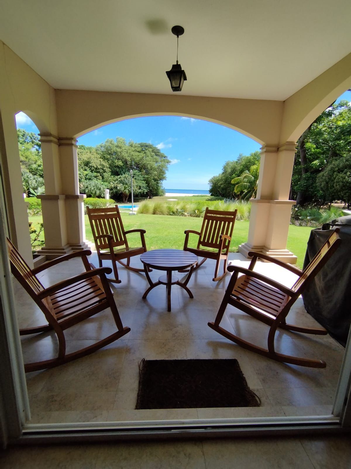 Galería con mecedoras de la casa en Hacienda Iguana