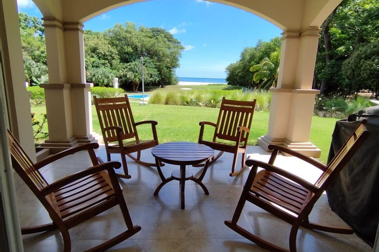 Galería con mecedoras de la casa en Hacienda Iguana