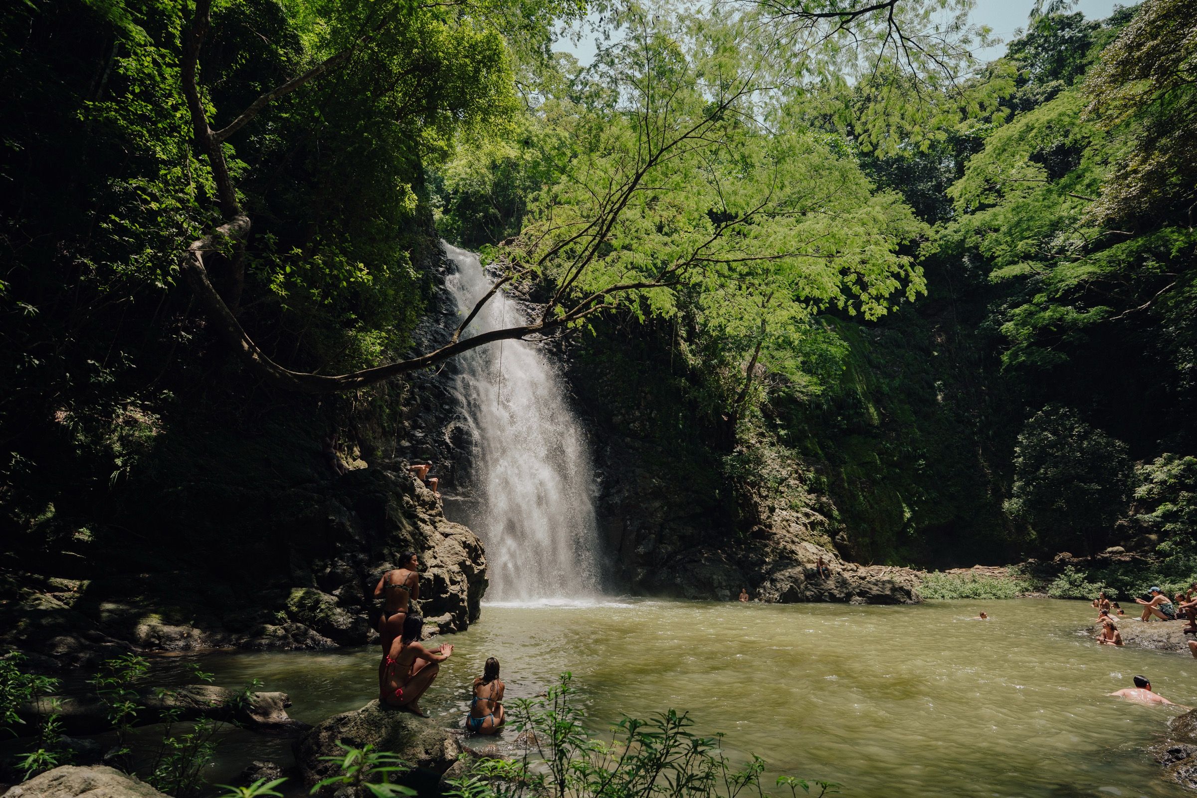 Cascada de Montezuma con su poza natural en la selva