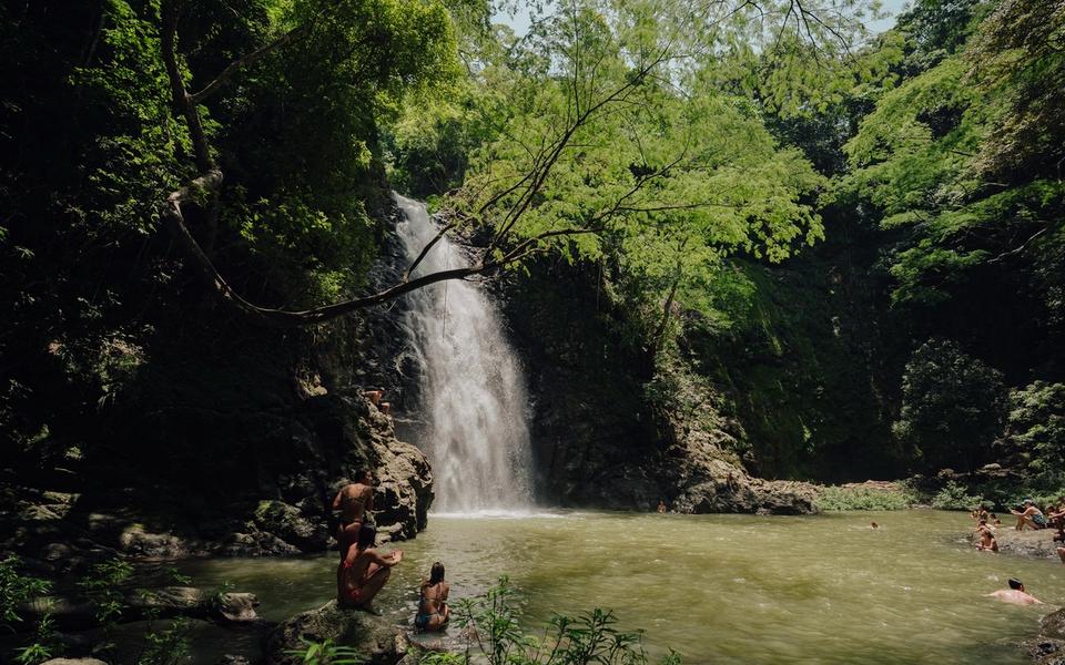 Cascada de Montezuma con su poza natural en la selva