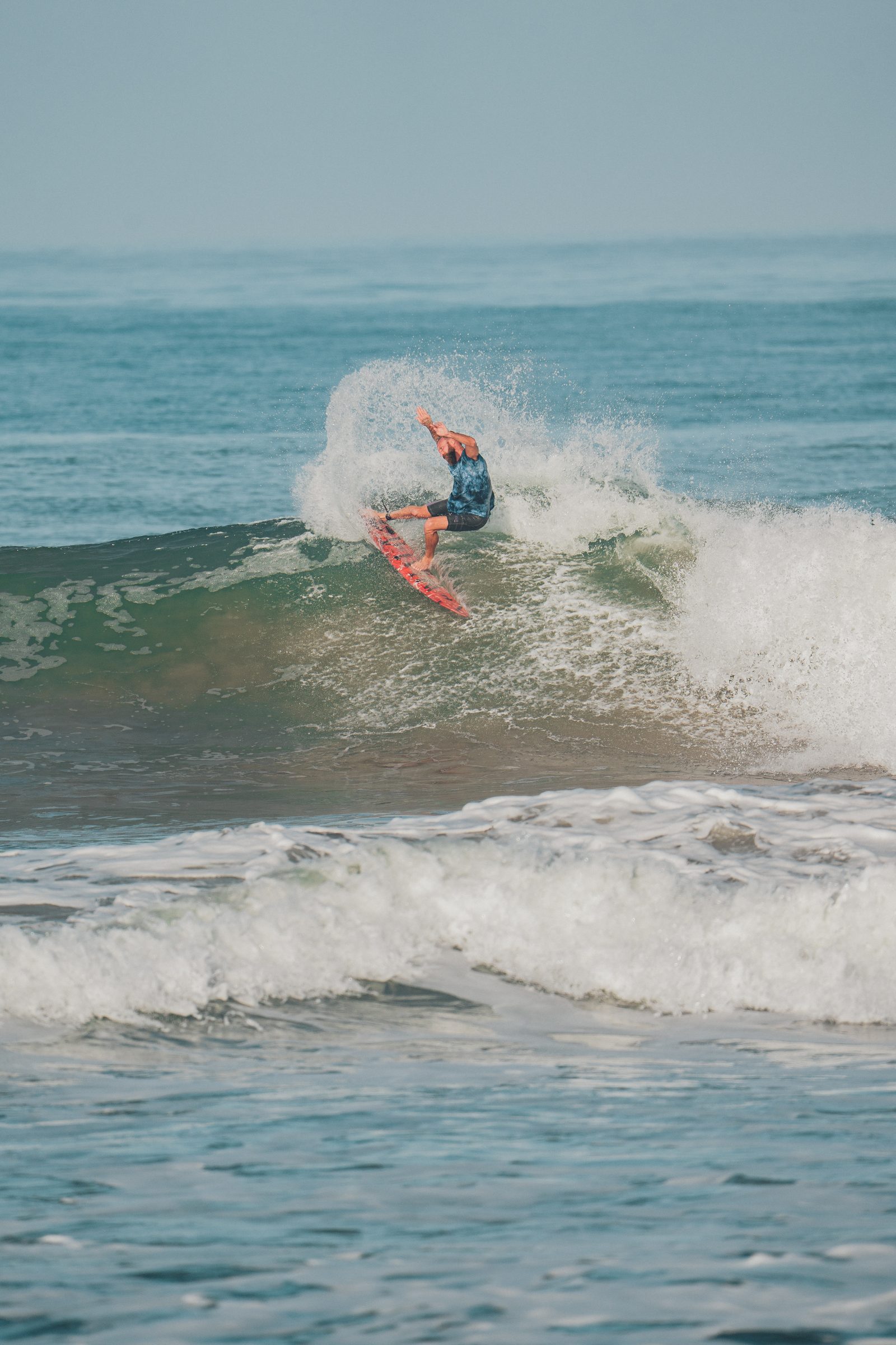 Surfista haciendo una maniobra en el labio de la ola