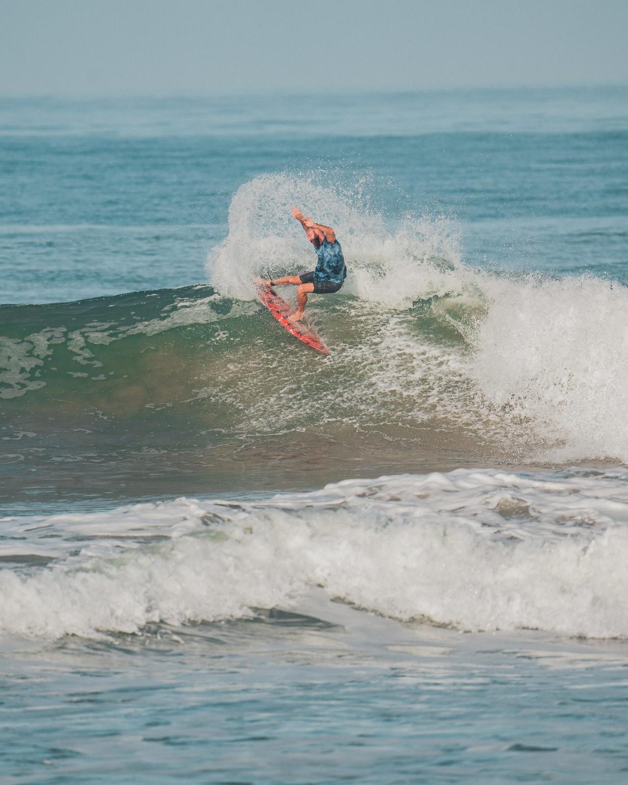 Surfista haciendo una maniobra en el labio de la ola
