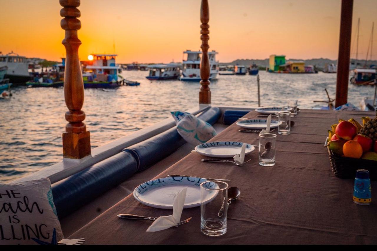 Mesa en cubierta al atardecer