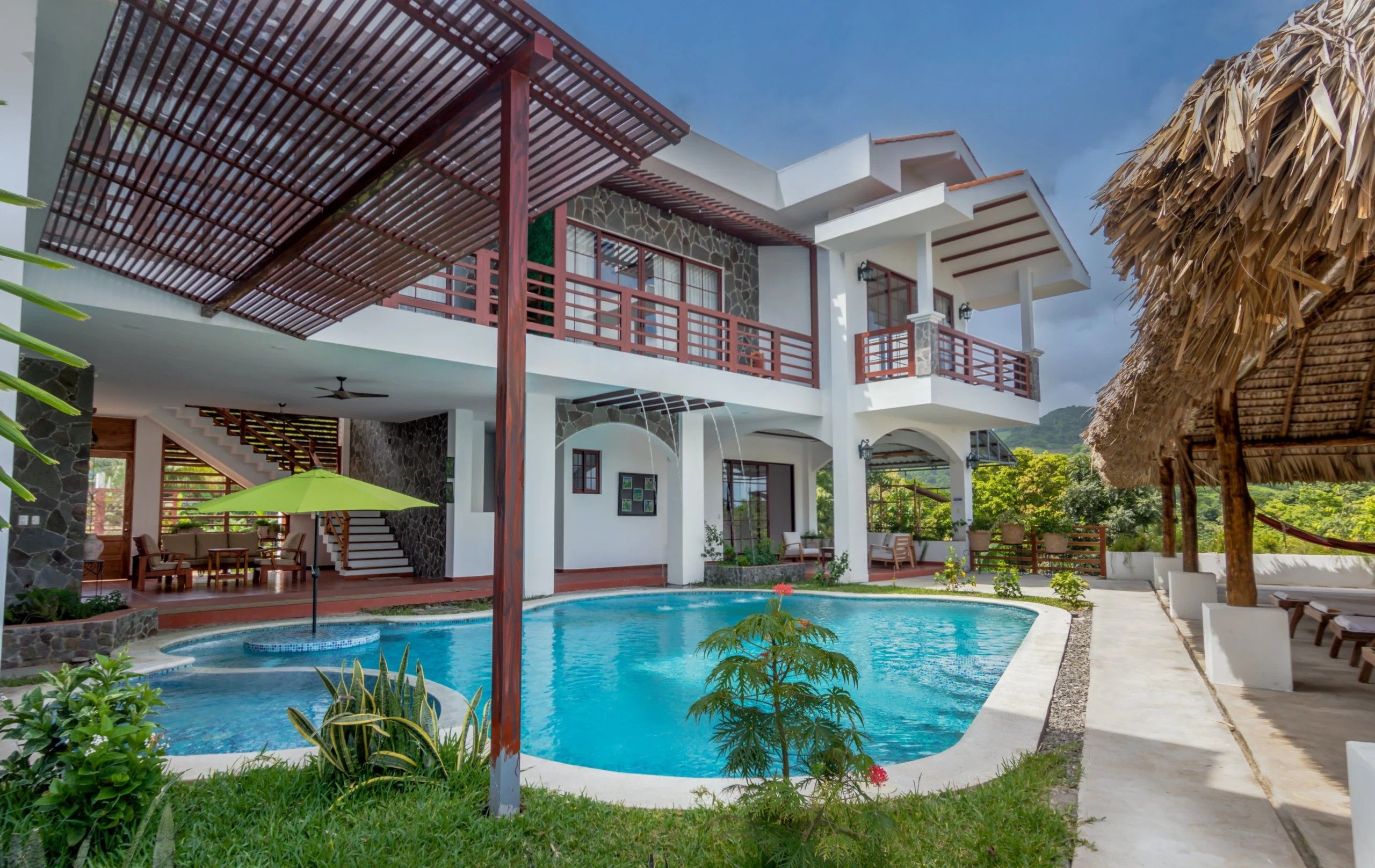 Vista de la casa y la piscina de Las Golondrinas