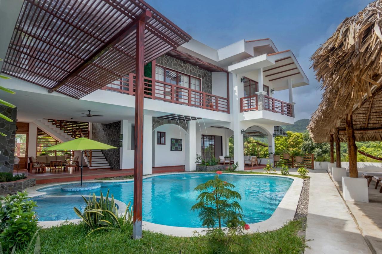Vista de la casa y la piscina de Las Golondrinas