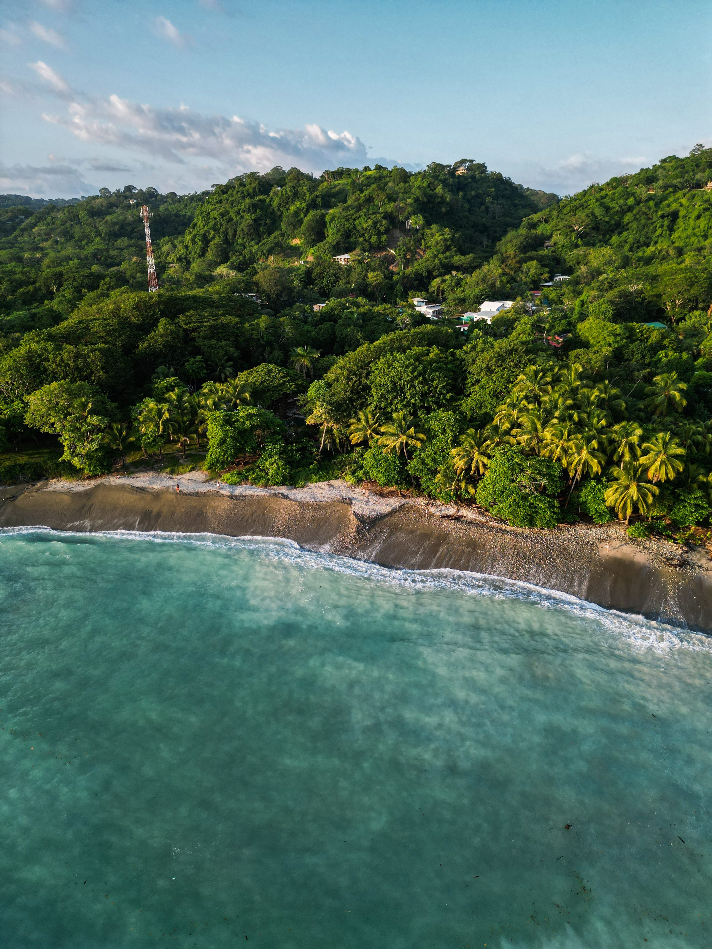 Vista aérea de una playa con selva en Costa Rica