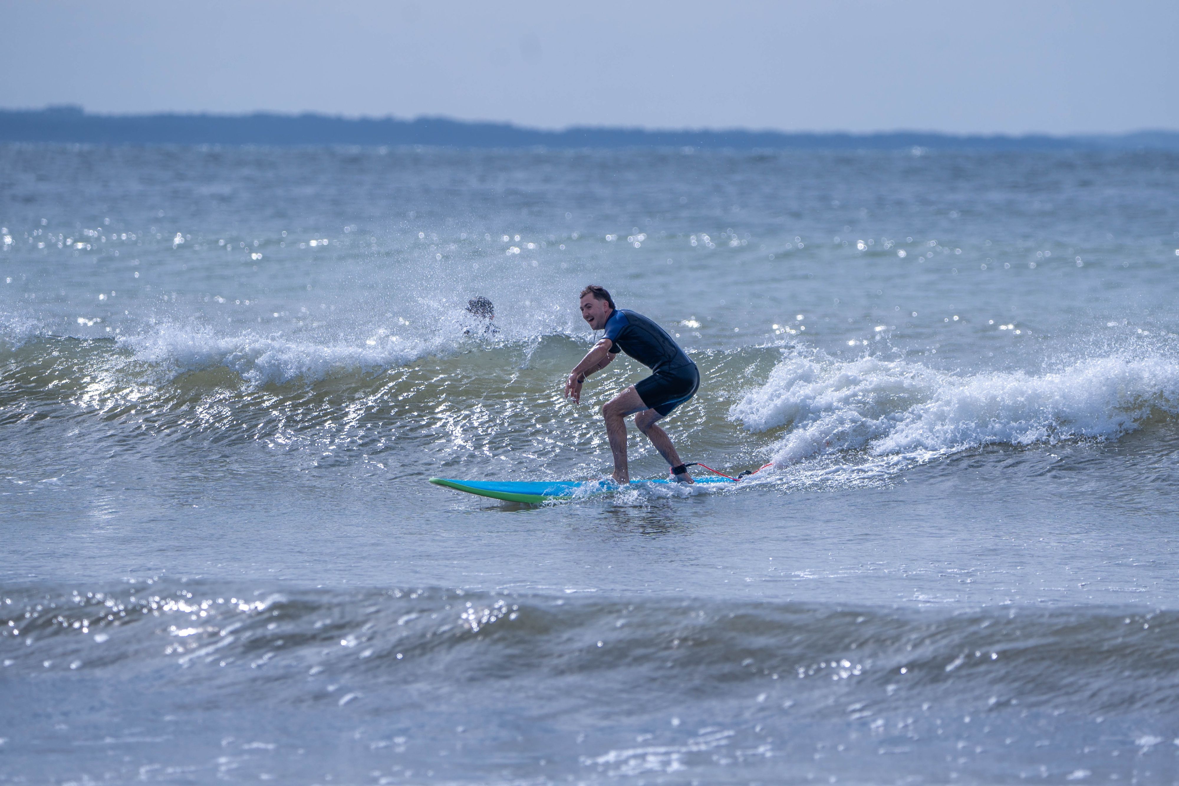 Surfista parado en la tabla en una ola de La Paloma