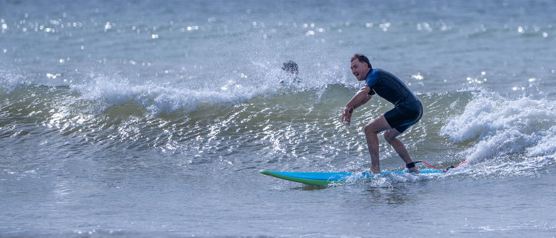Surfista parado en la tabla en una ola de La Paloma