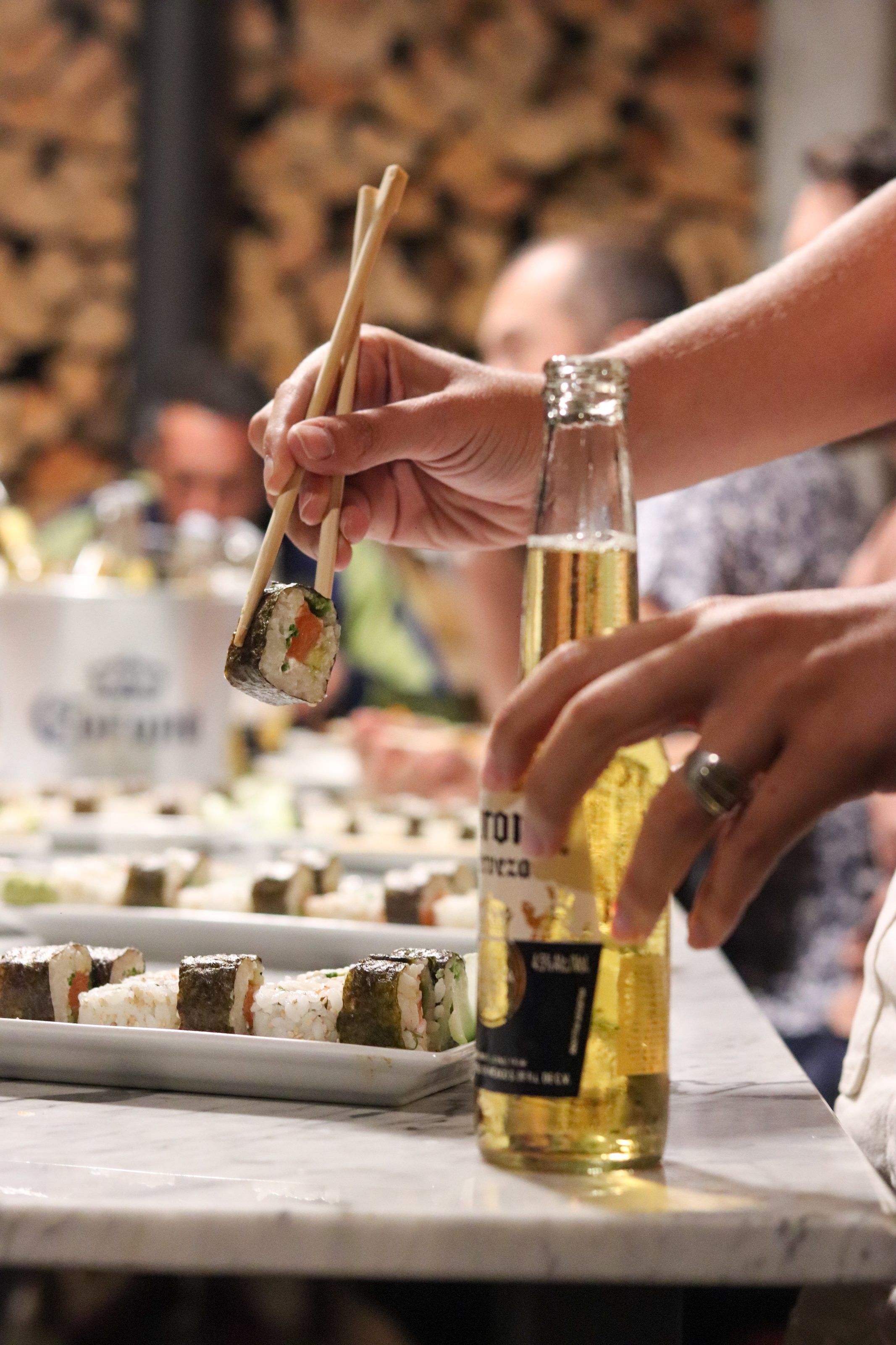 Sushi y cervezas en la cena del fin de semana