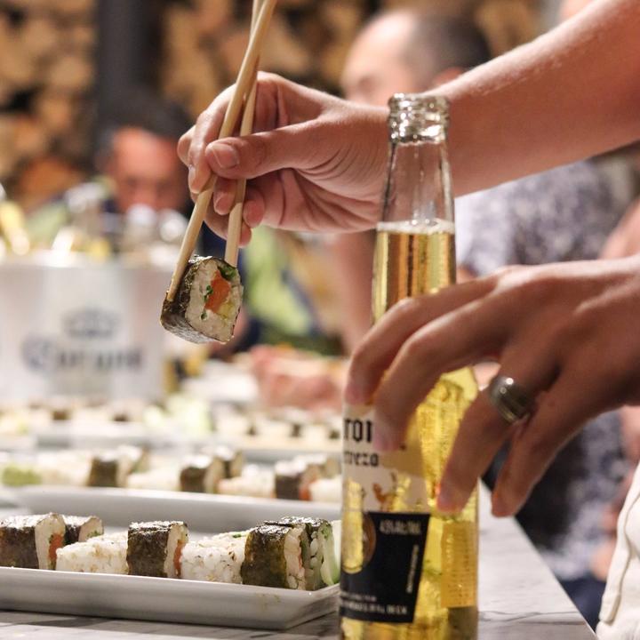 Sushi y cervezas en la cena del fin de semana