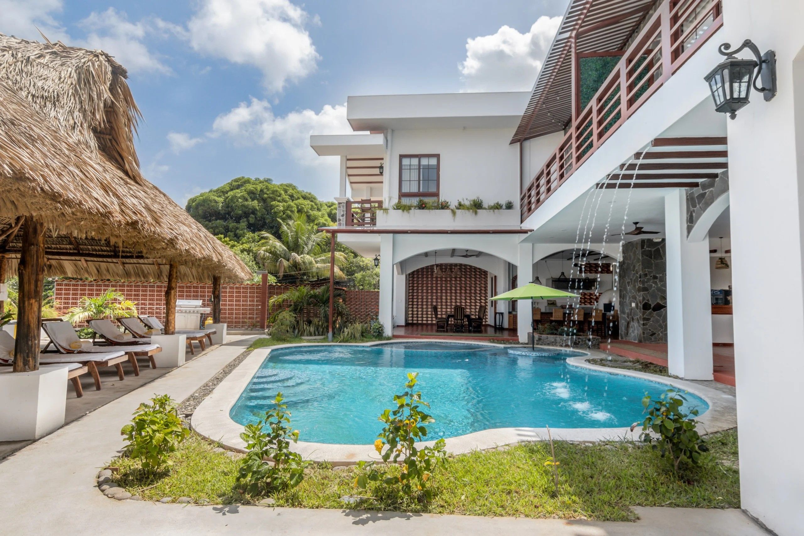 Casa de Las Golondrinas con la piscina y el quincho