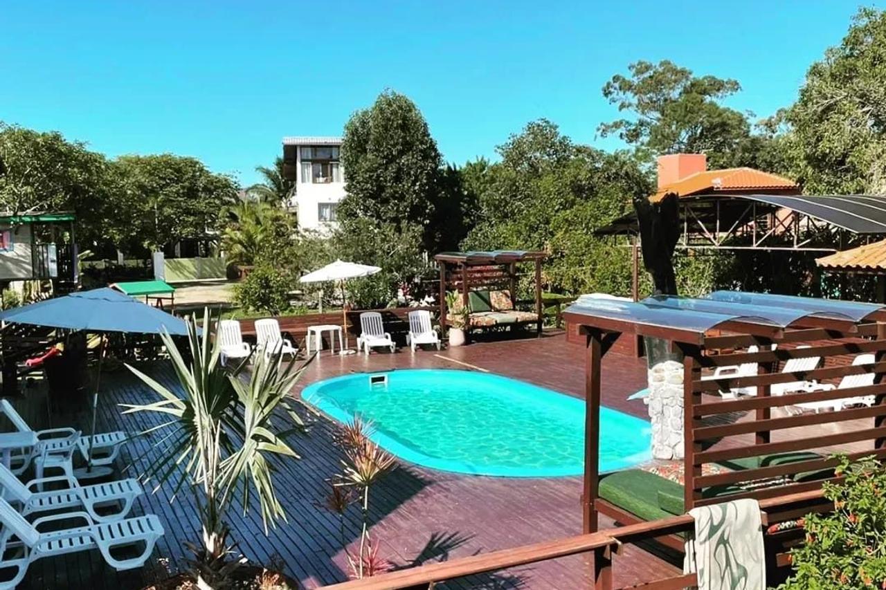 Piscina y deck de la Pousada Las Ondas