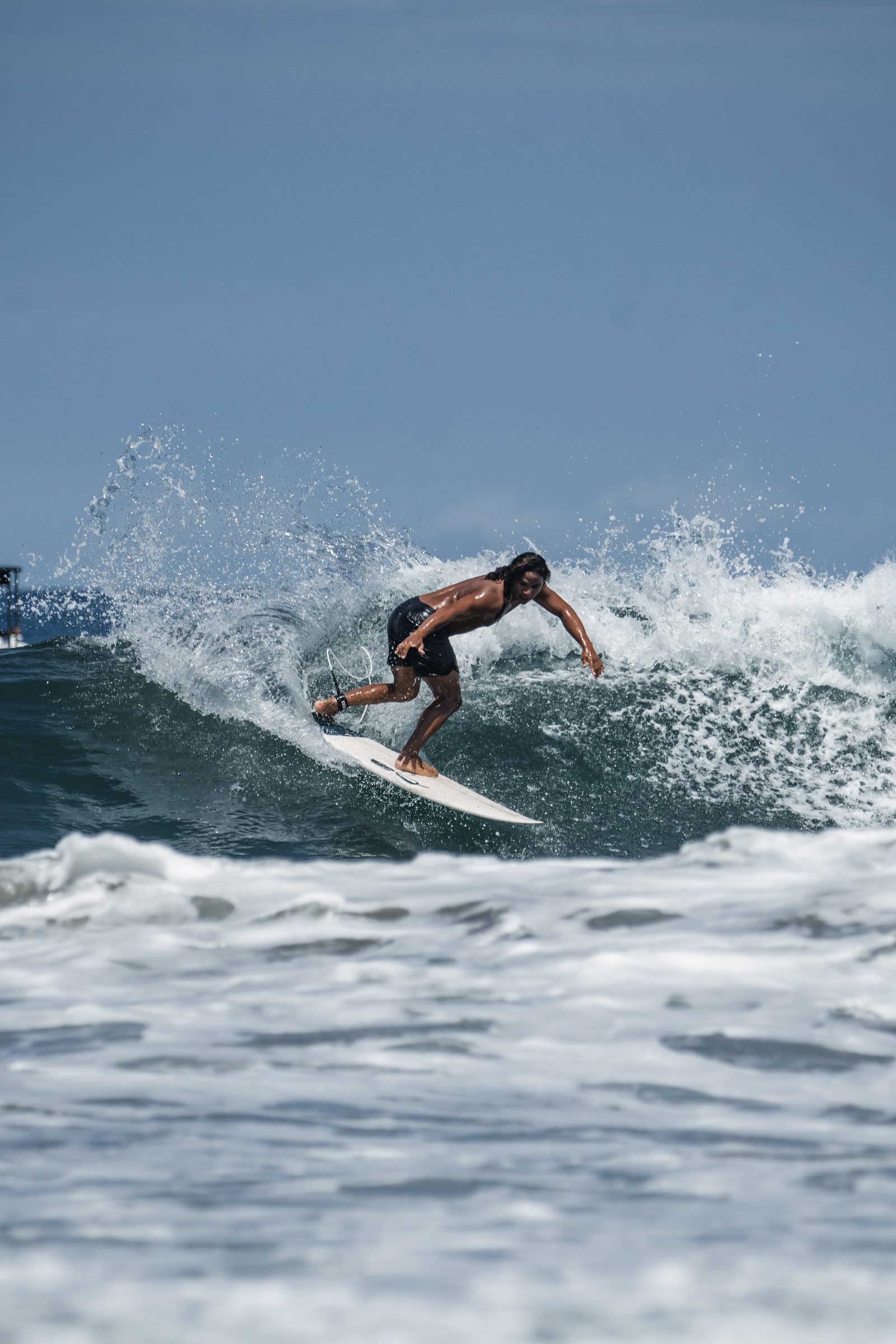 Surfista haciendo un giro sobre la ola en Costa Rica