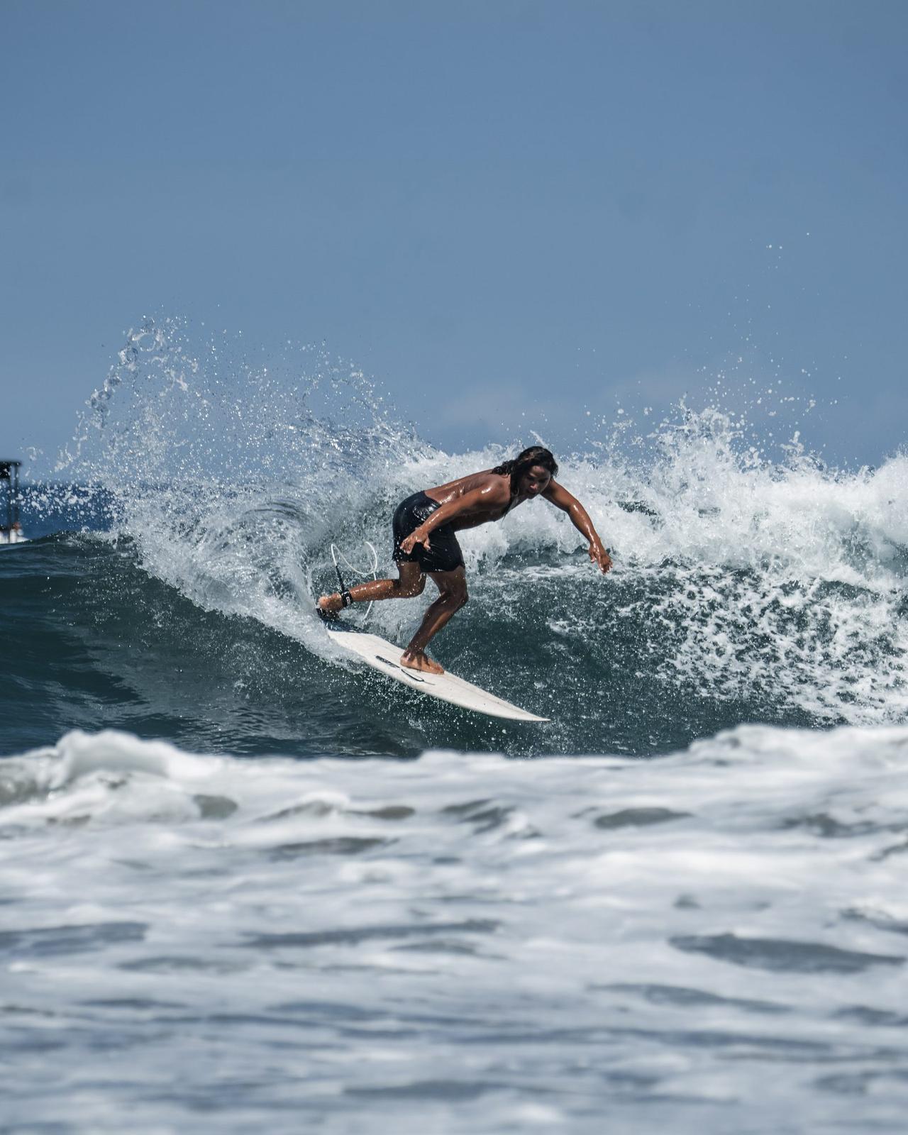 Surfista haciendo un giro sobre la ola en Costa Rica