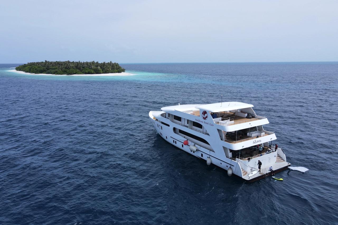 Adora frente a una isla en Maldivas