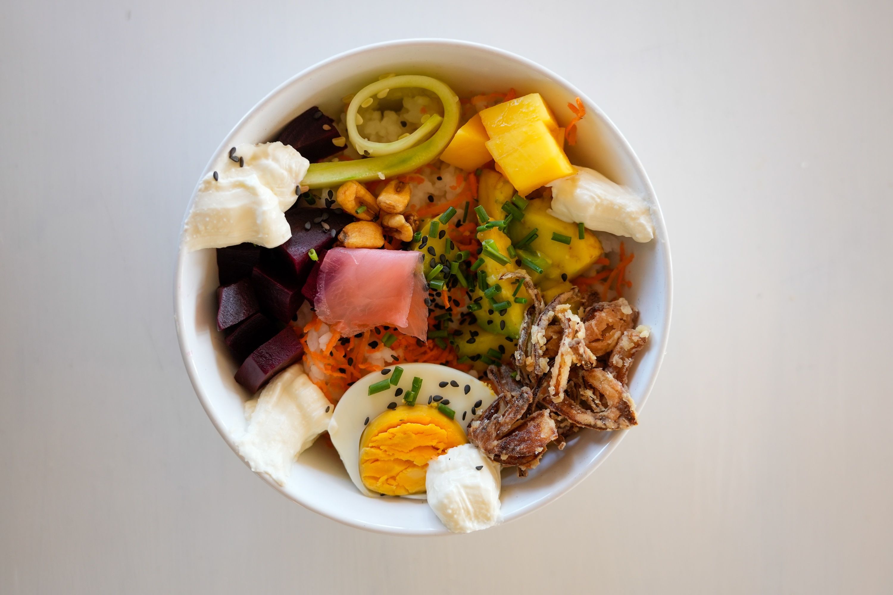 Bowl con vegetales, frutas y huevo