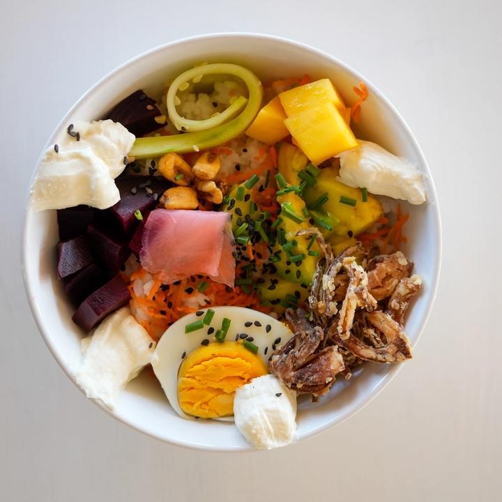 Bowl con vegetales, frutas y huevo