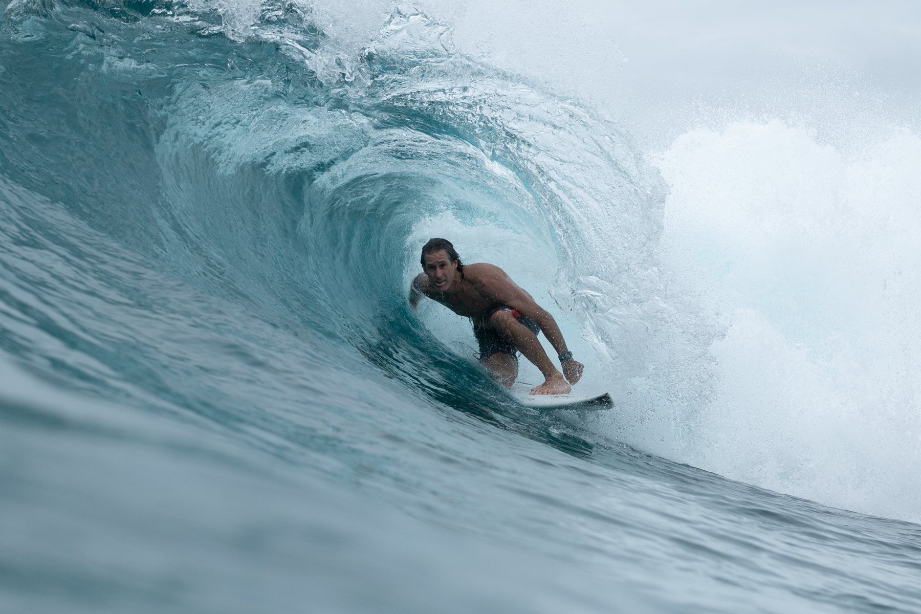 Luisma Iturria surfeando adentro de un tubo
