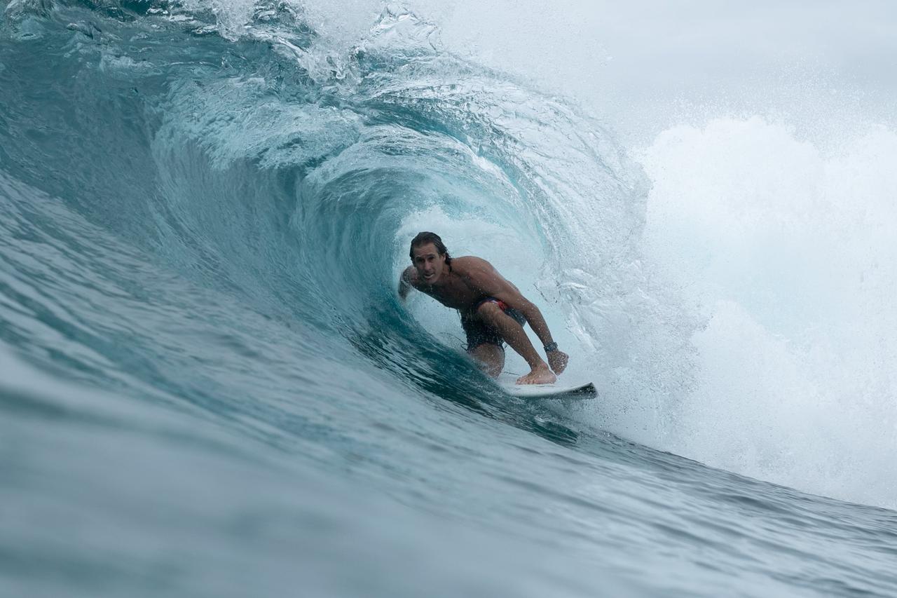 Luisma Iturria surfeando adentro de un tubo