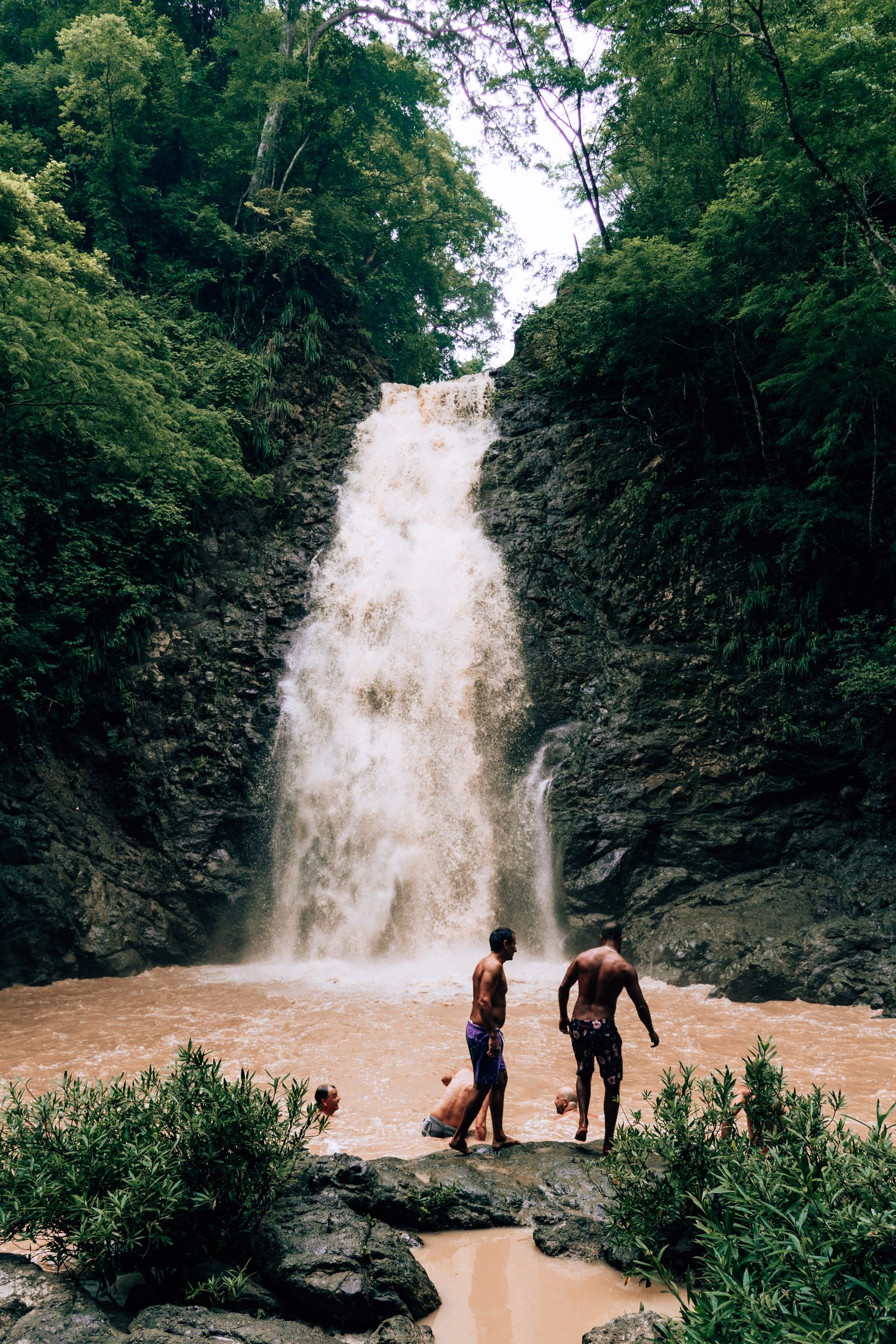 El grupo frente a la cascada de Montezuma, en medio de la selva