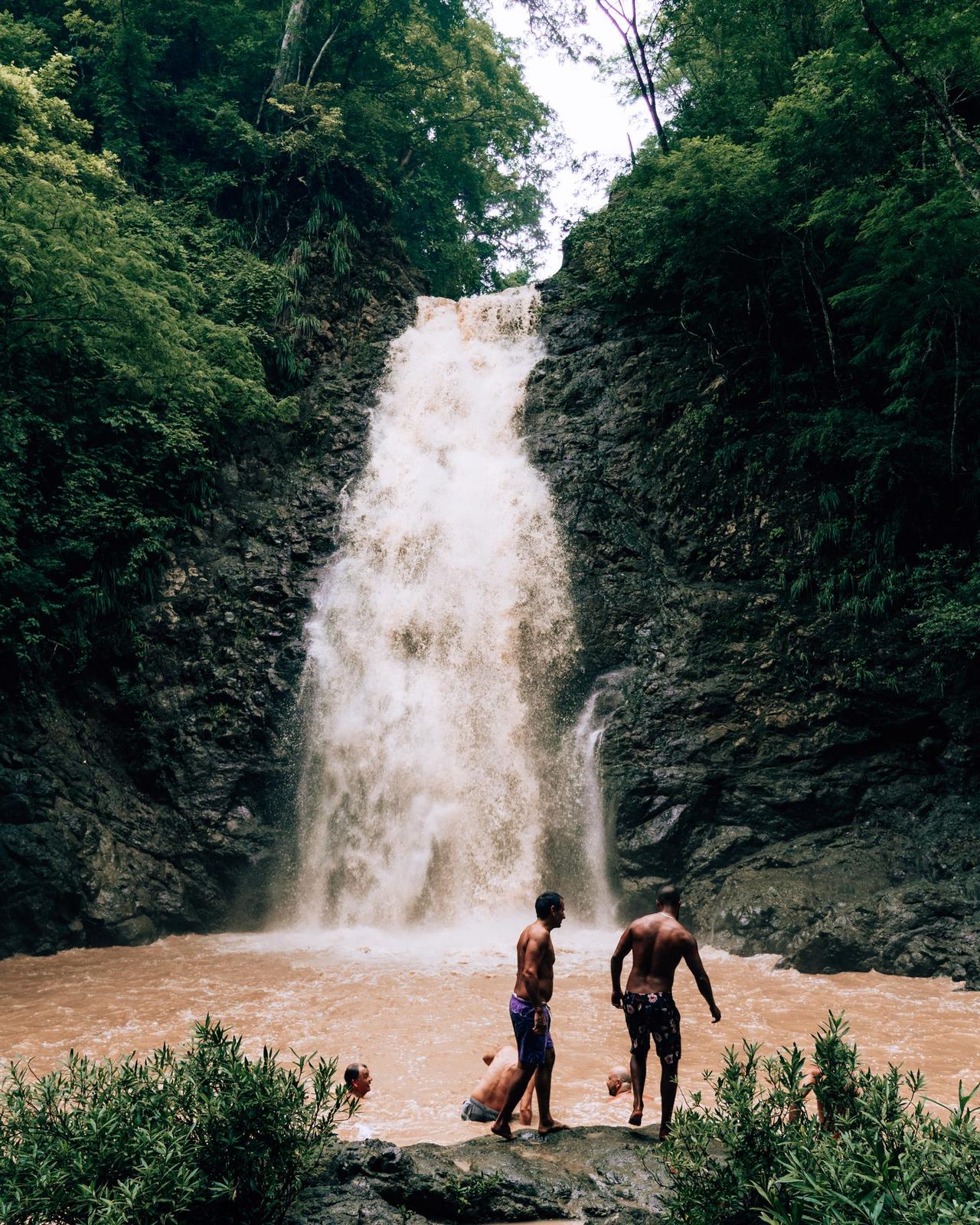 El grupo frente a la cascada de Montezuma, en medio de la selva