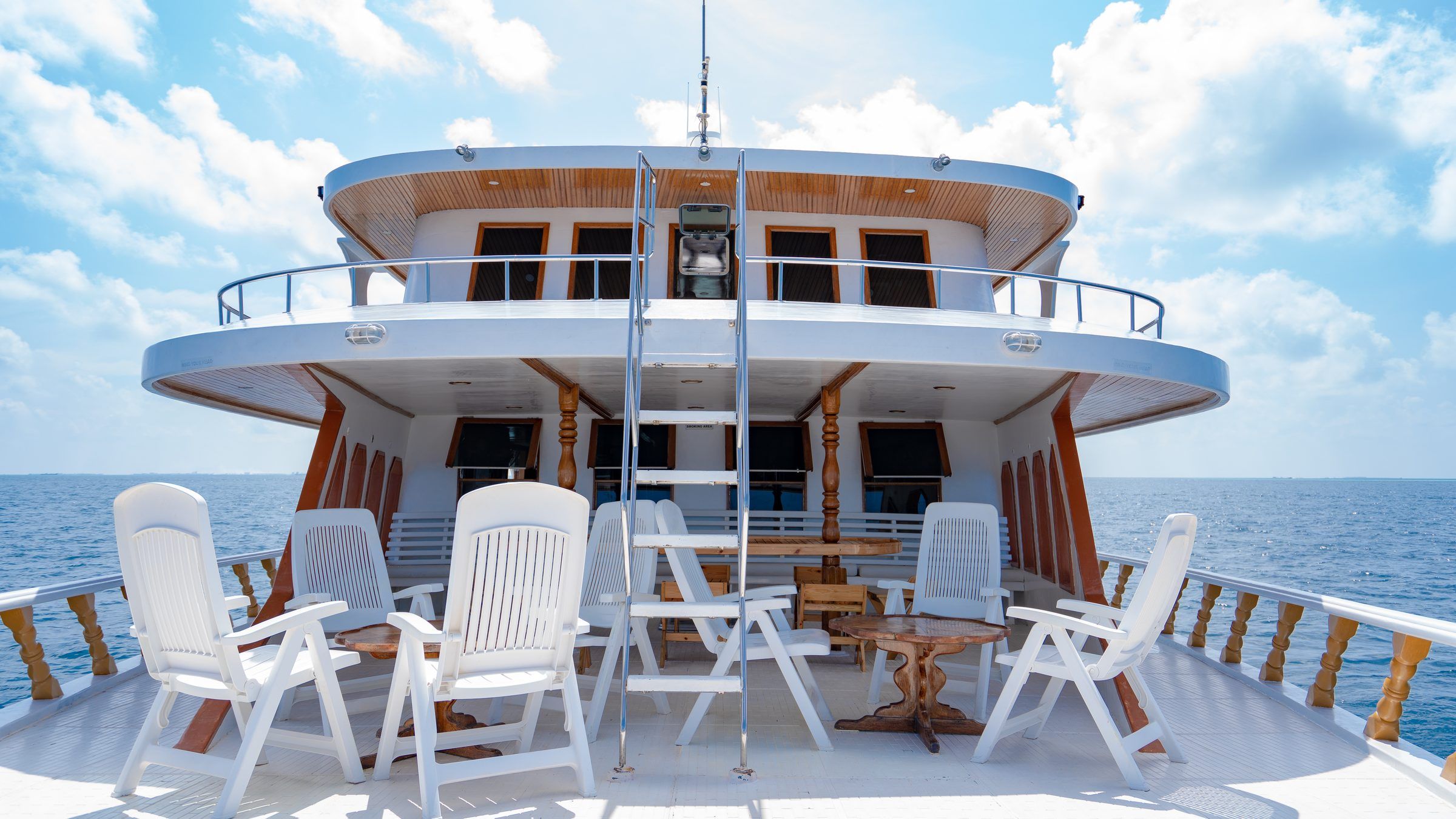 Cubierta exterior con mesa y sillas en Blue Shark 1