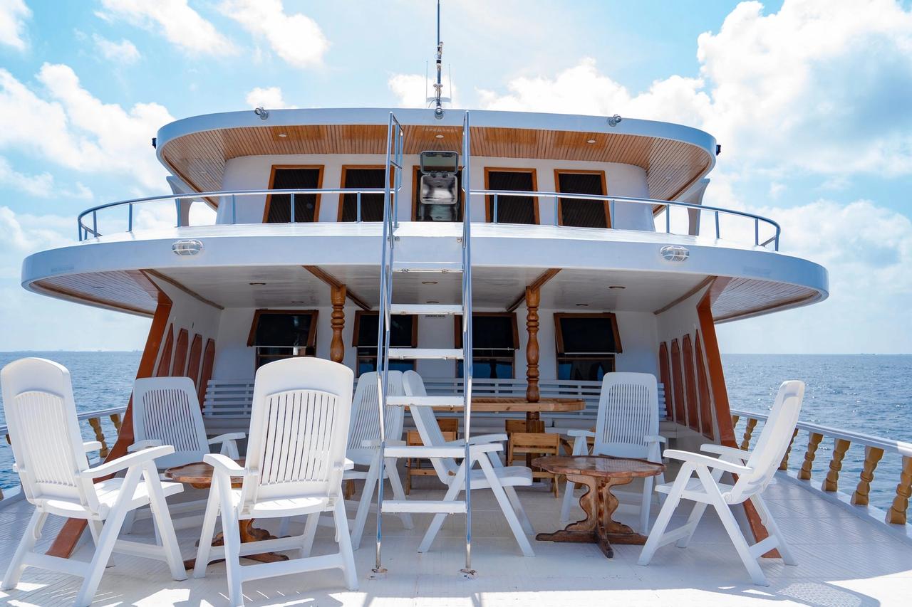 Cubierta exterior con mesa y sillas en Blue Shark 1