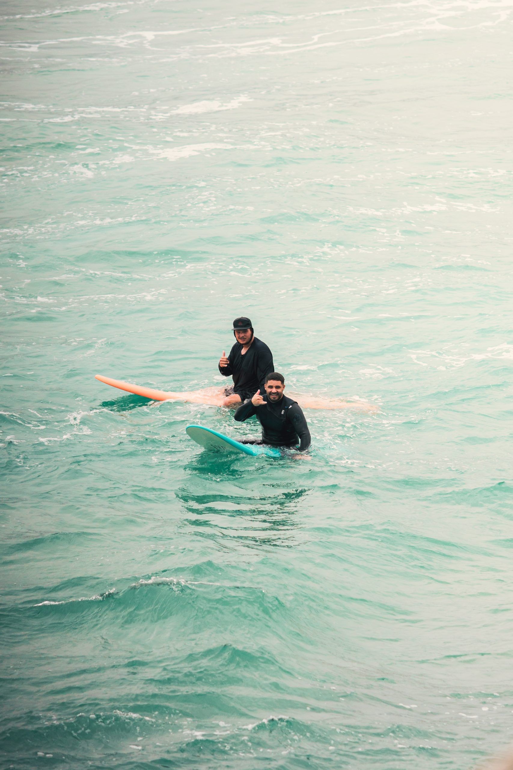 Clase de surf con coach dentro del agua