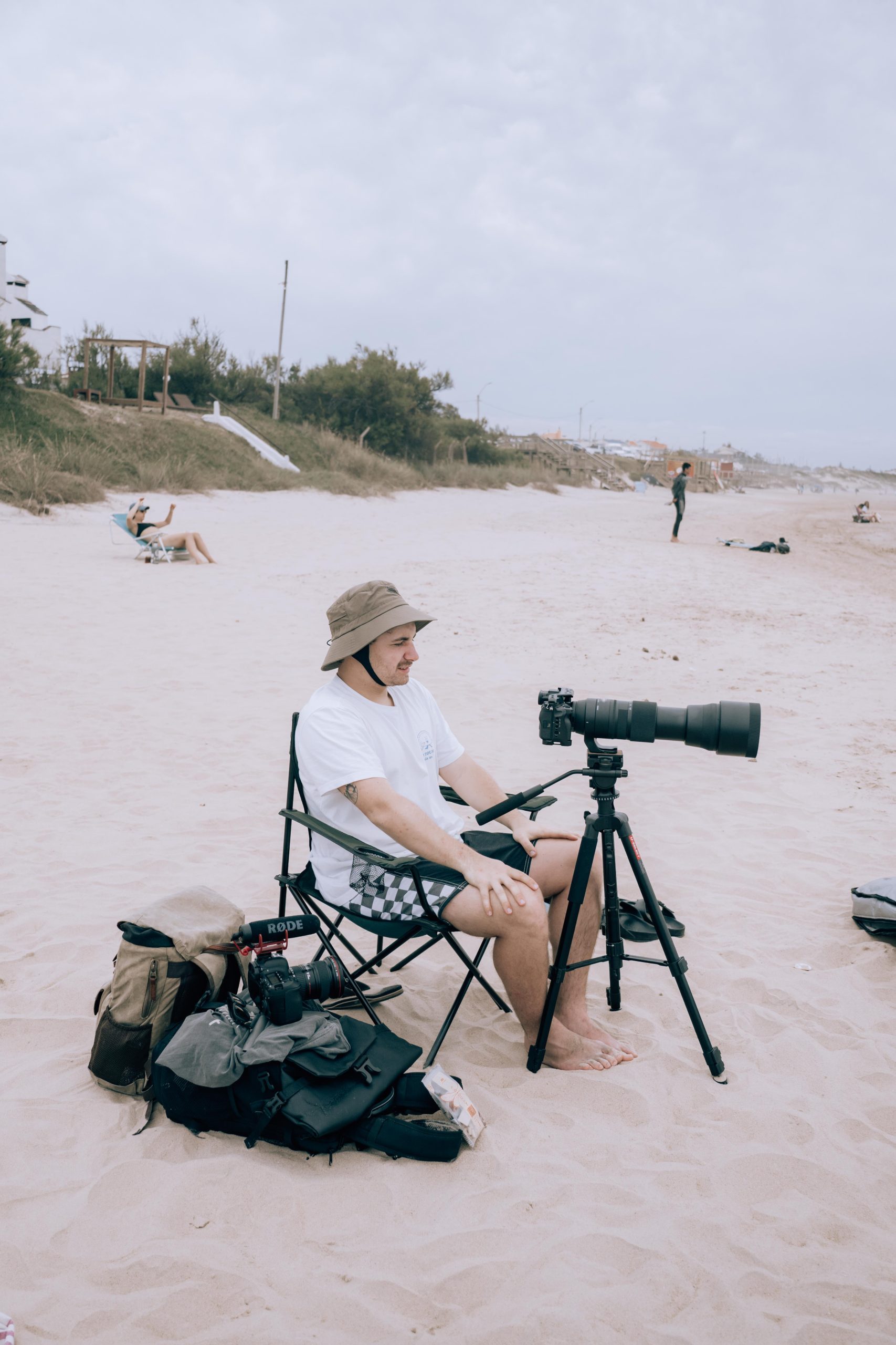 Fotógrafo de Mango registrando la sesión desde la playa en La Paloma