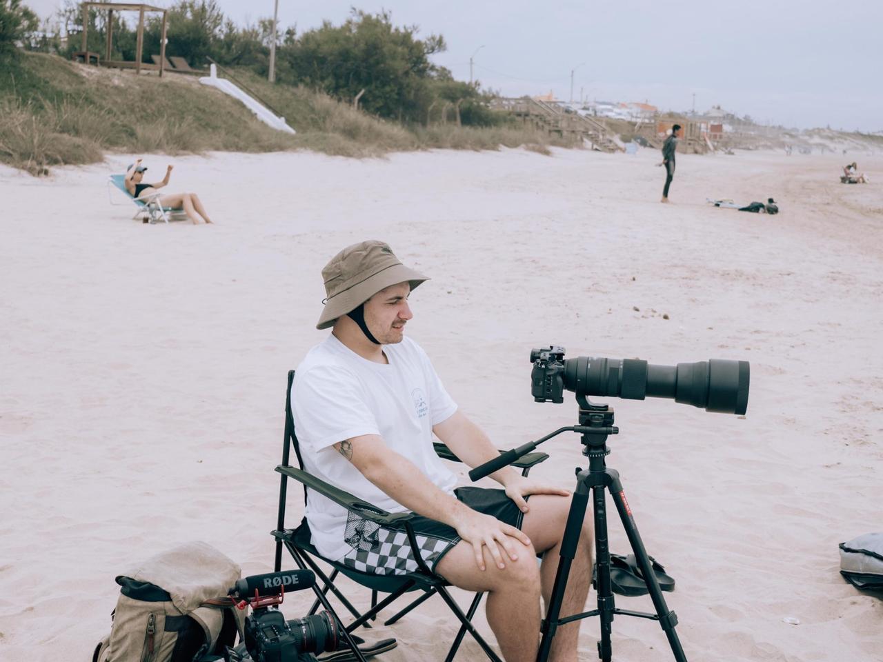 Fotógrafo de Mango registrando la sesión desde la playa en La Paloma