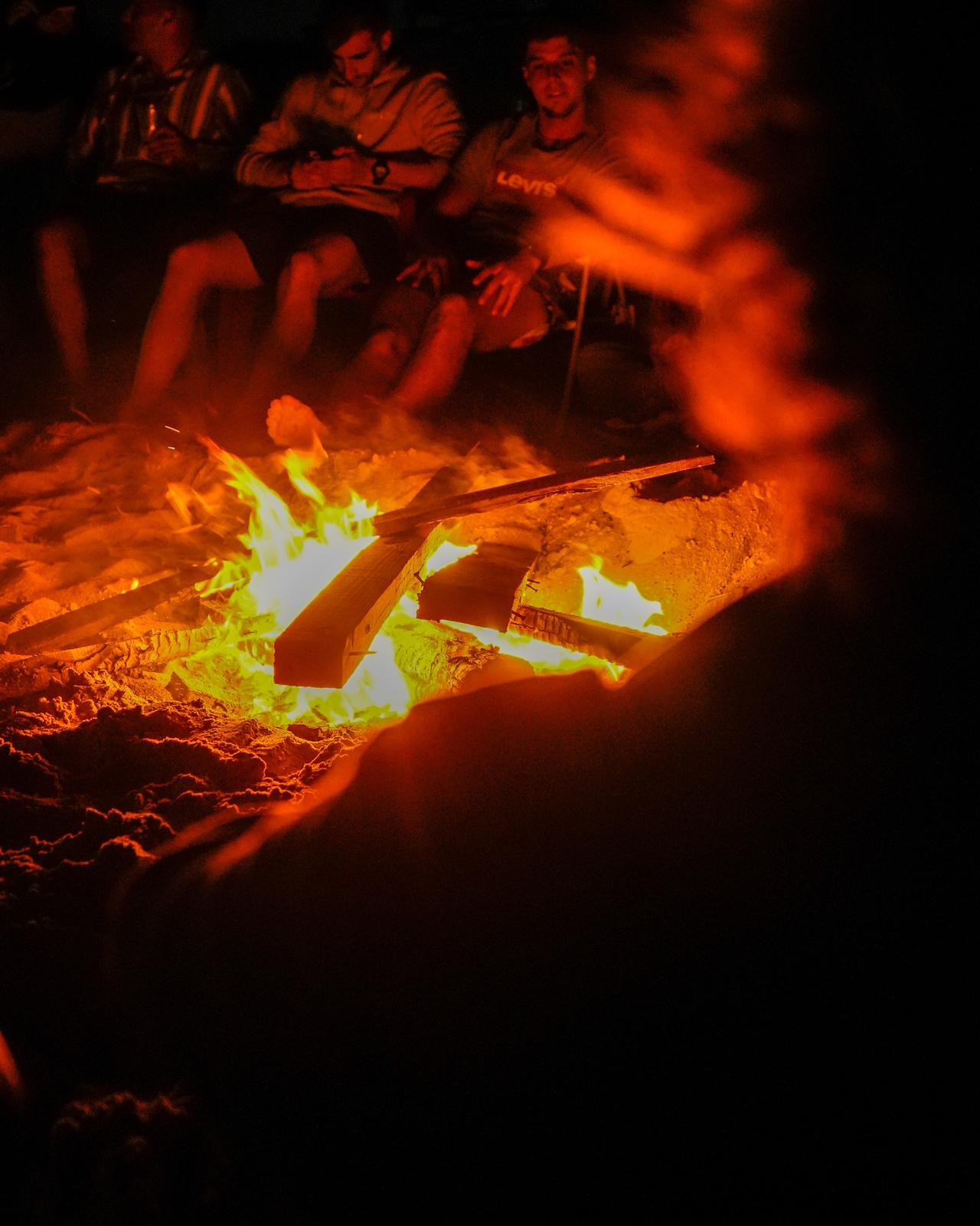 Fogón de noche con el grupo en La Paloma