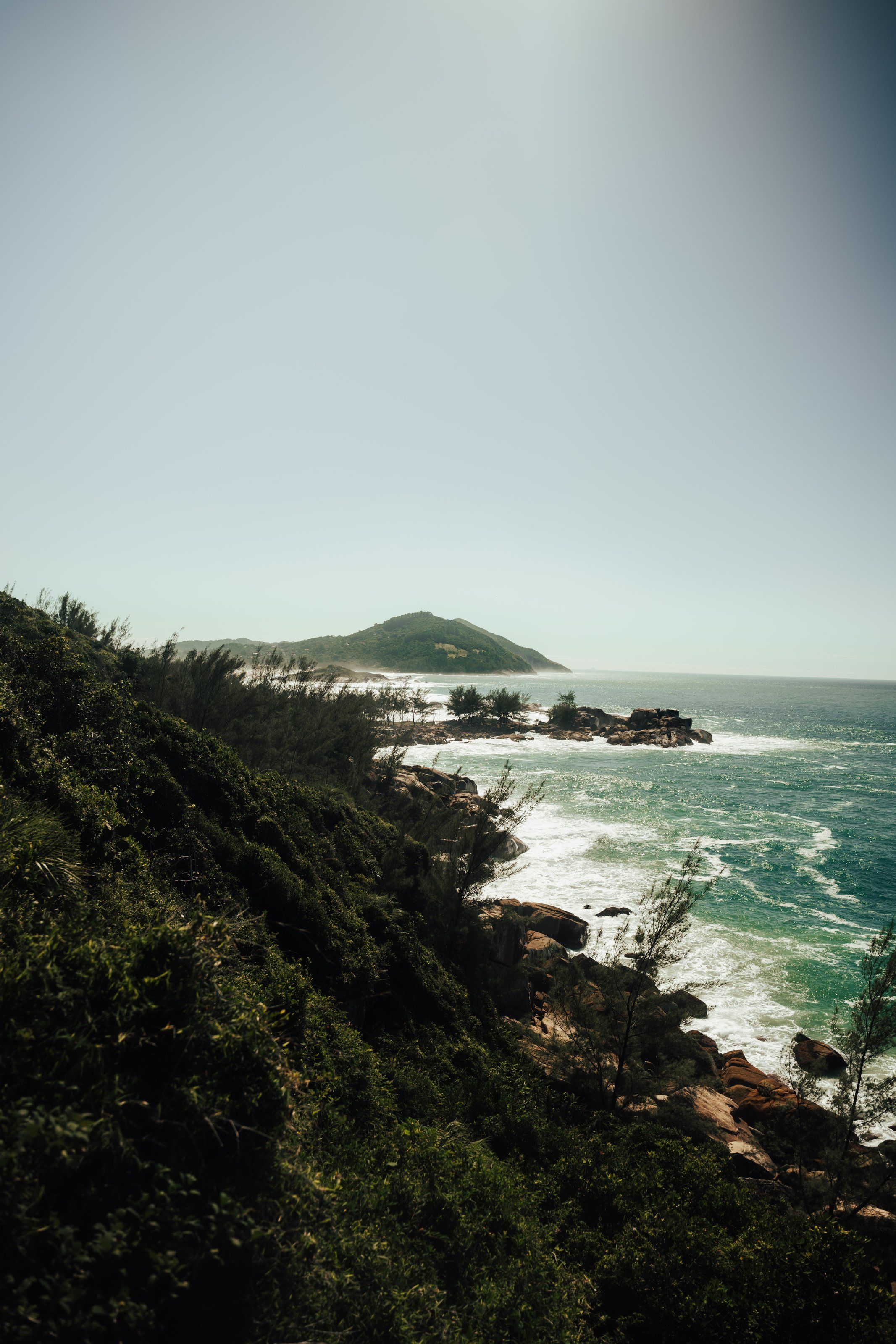 Costa del sur de Brasil con vegetación sobre las rocas y el mar verde, vista desde lo alto