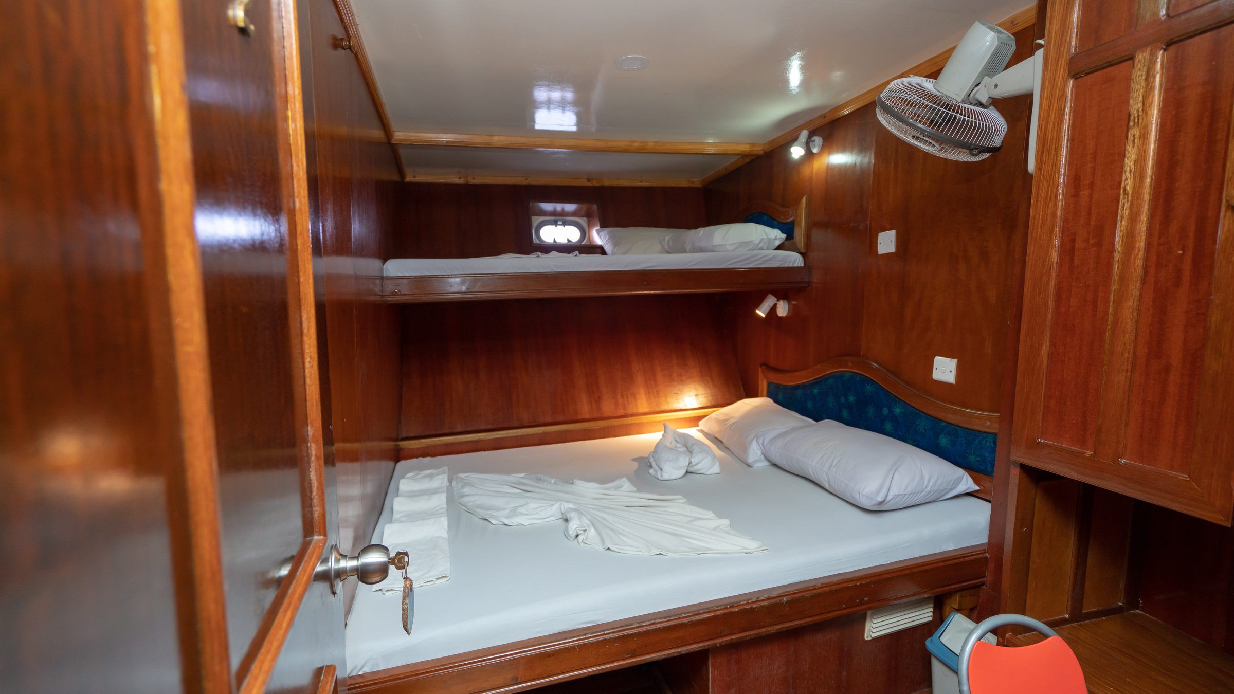 Cabina de Blue Shark 1 con cama doble y cama individual superior