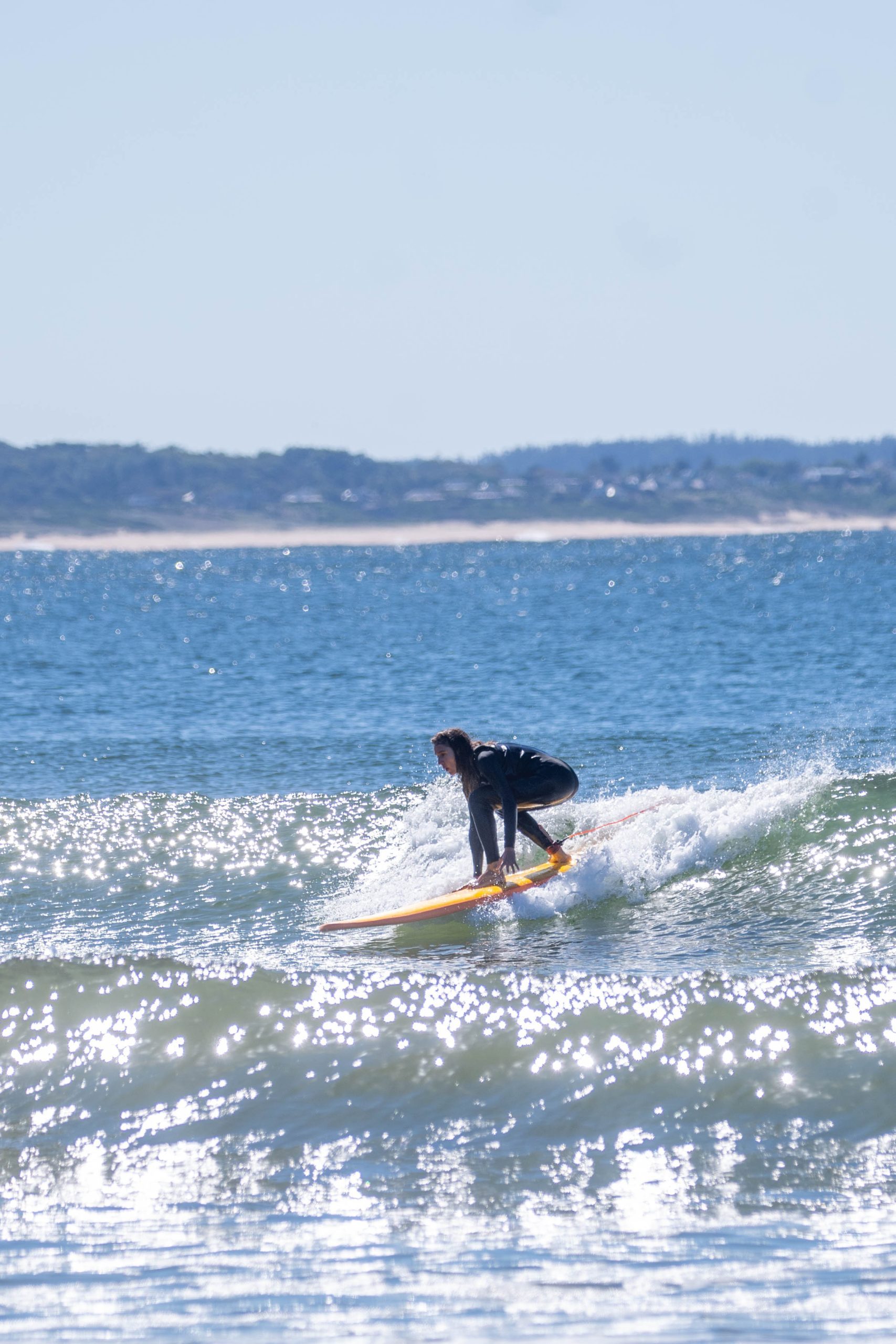 Surfista bajando una ola en La Paloma, Rocha