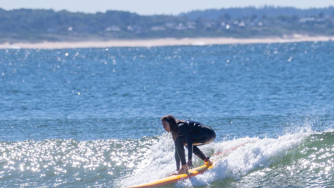 Surfista bajando una ola en La Paloma, Rocha