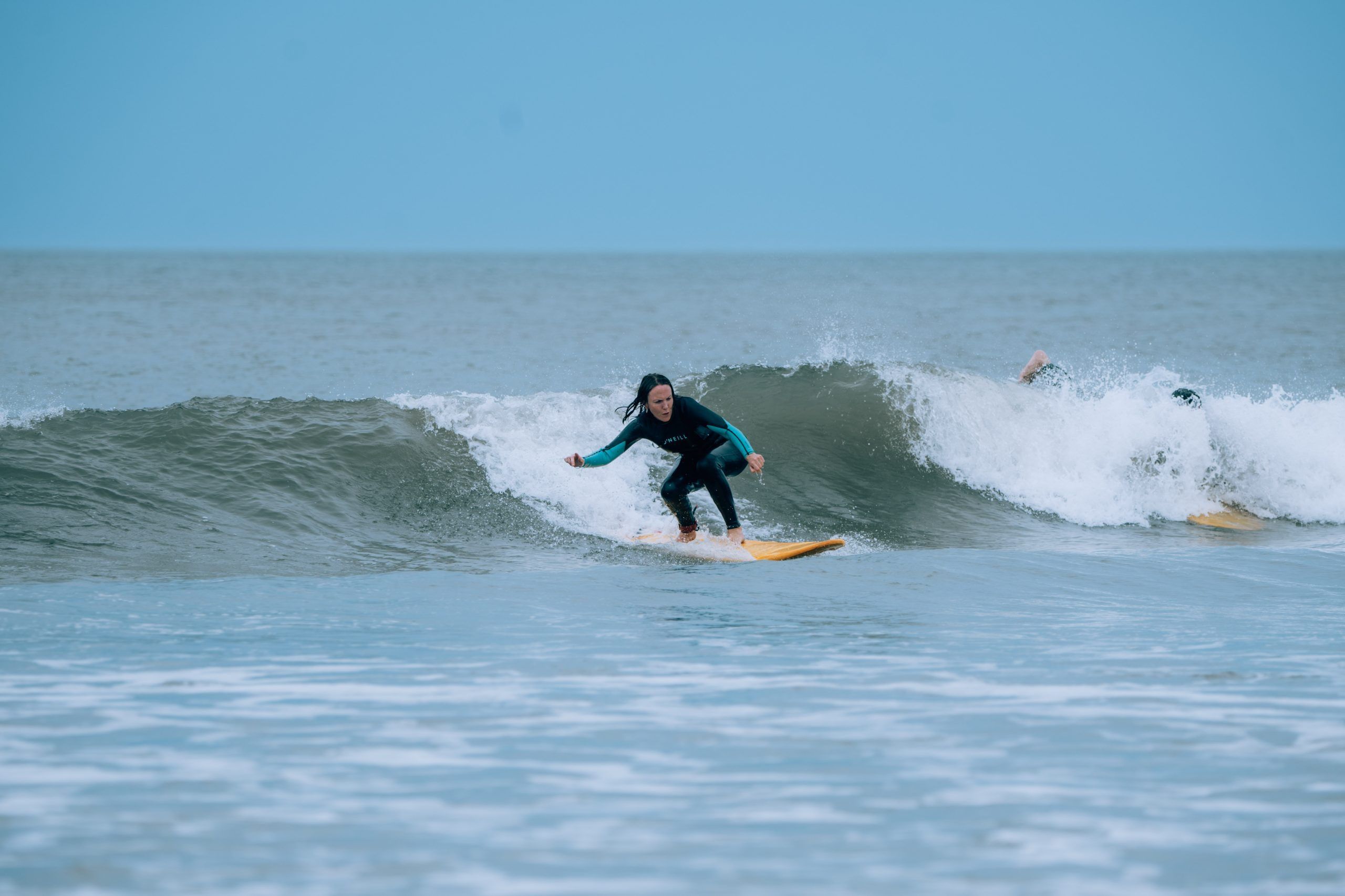 Surfista en una ola en La Paloma