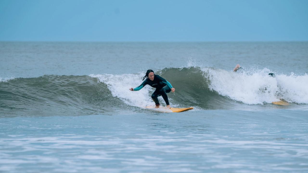 Surfista en una ola en La Paloma