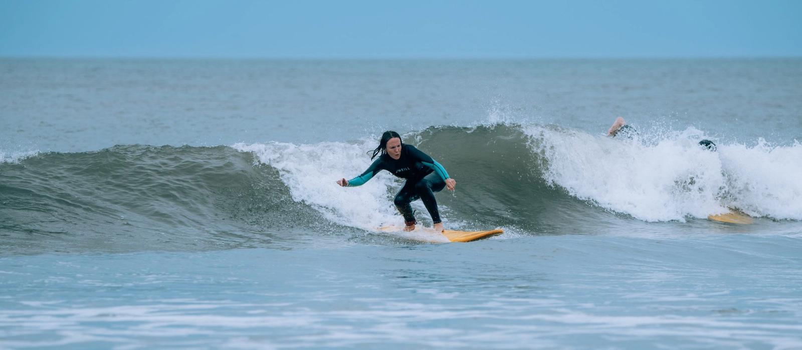Surfista en una ola en La Paloma