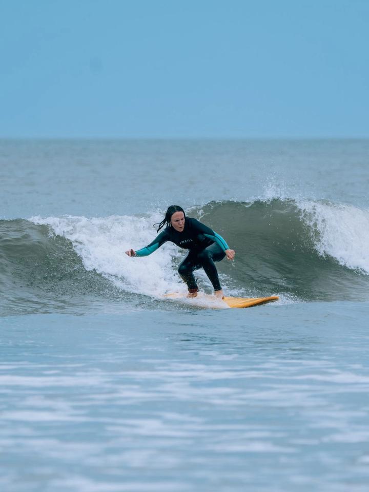 Surfista en una ola en La Paloma