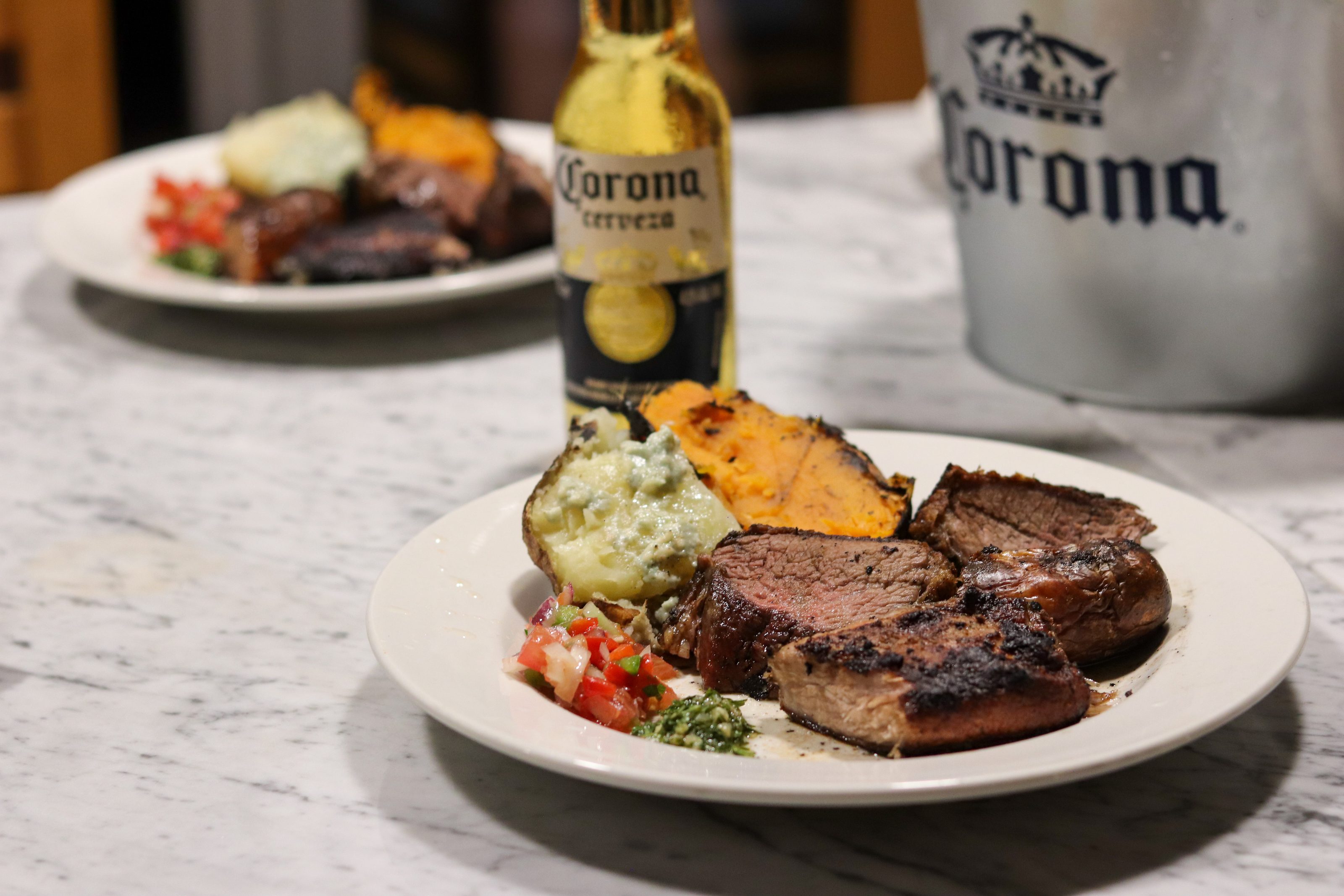 Plato de carne con guarniciones en la cena del fin de semana