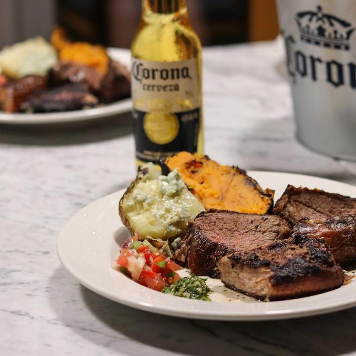 Plato de carne con guarniciones en la cena del fin de semana