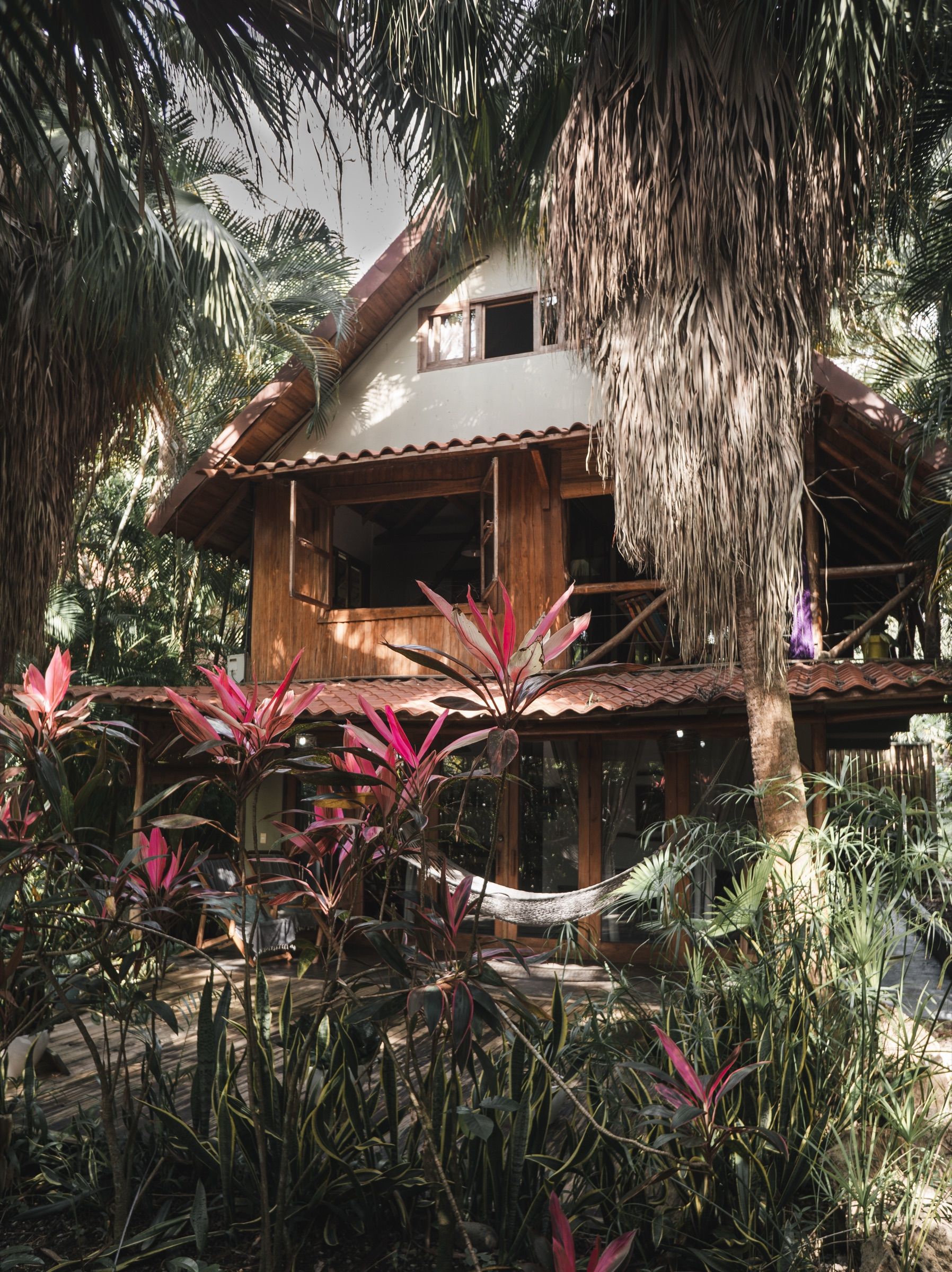 Casa con jardín de flores en Santa Teresa