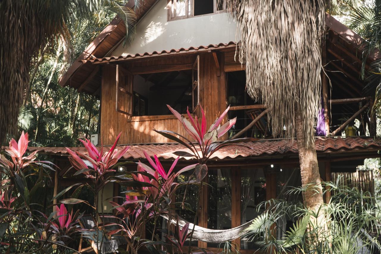Casa con jardín de flores en Santa Teresa