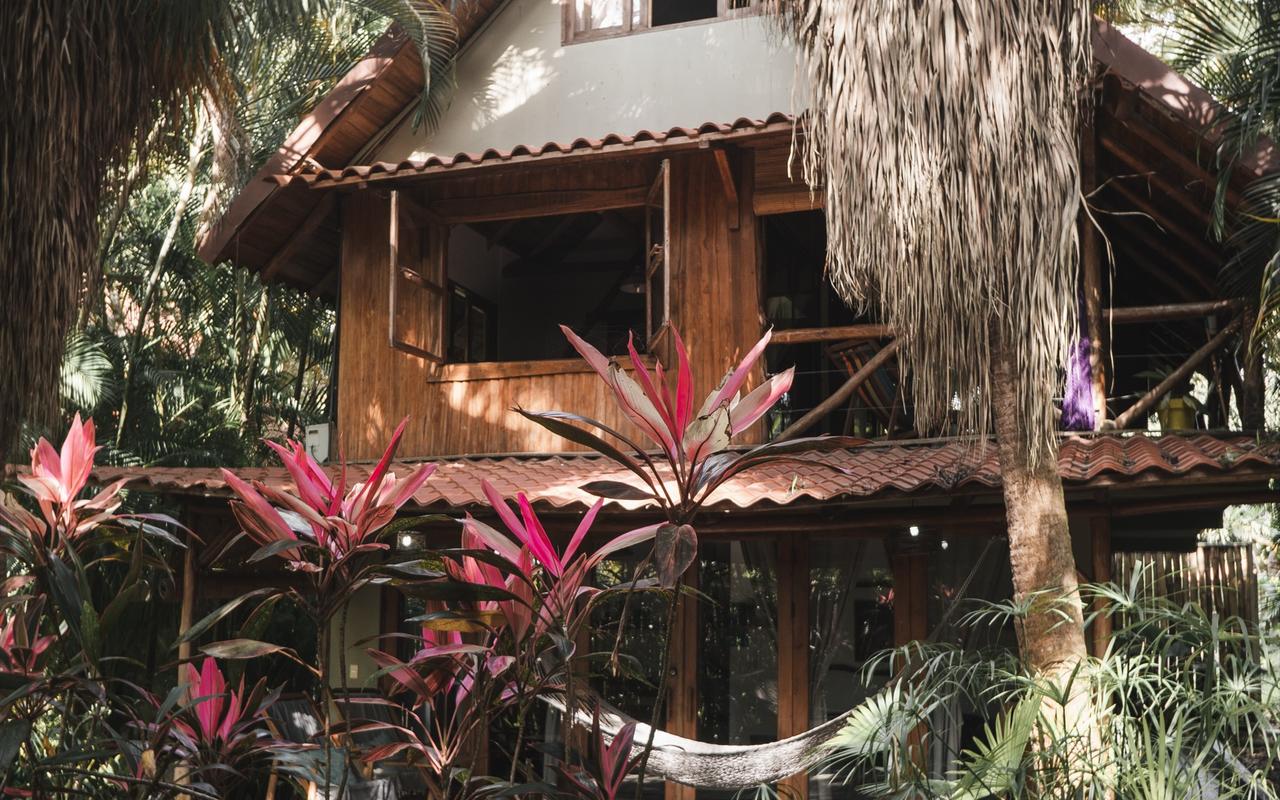 Casa con jardín de flores en Santa Teresa