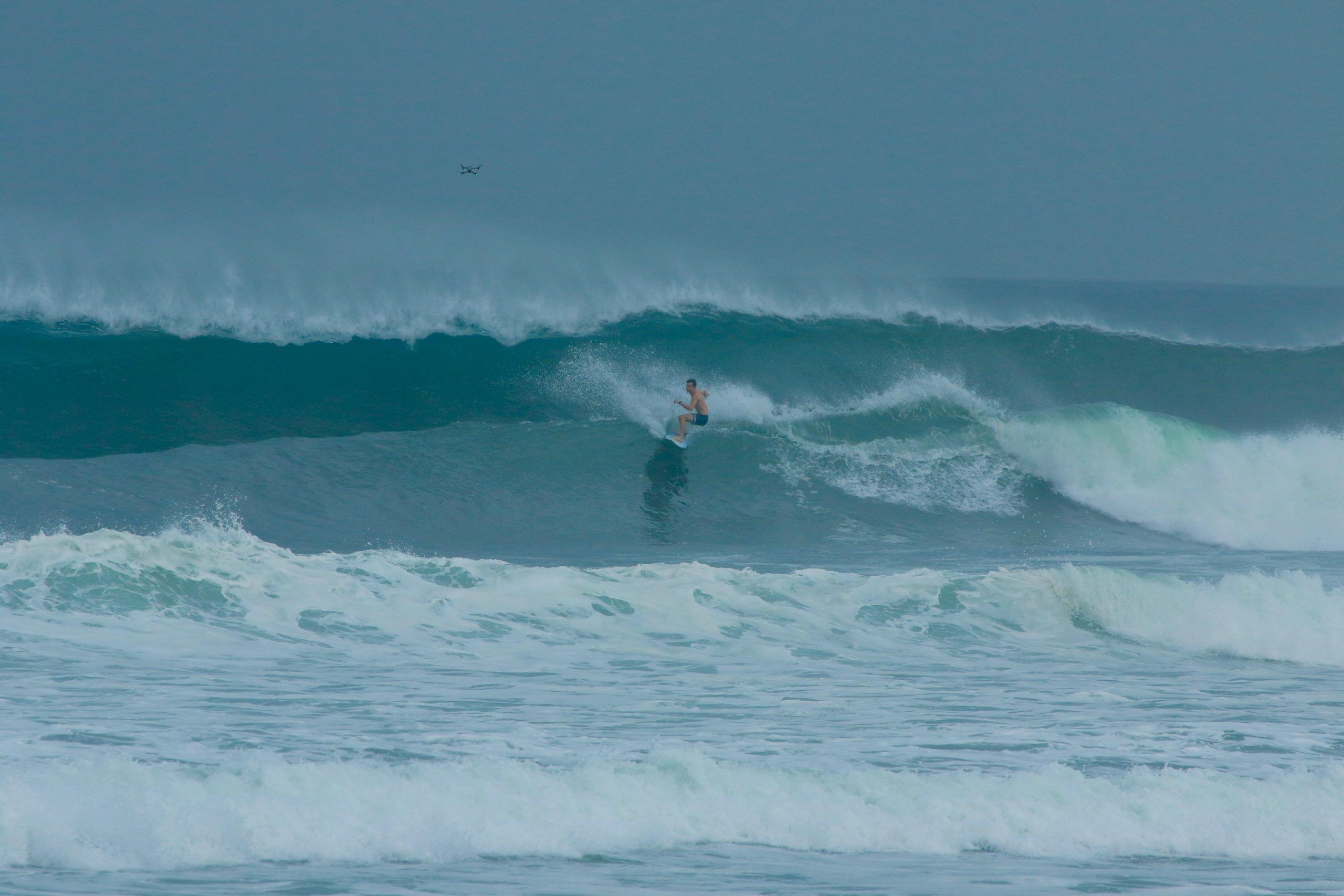 Surfista en una ola larga en El Salvador