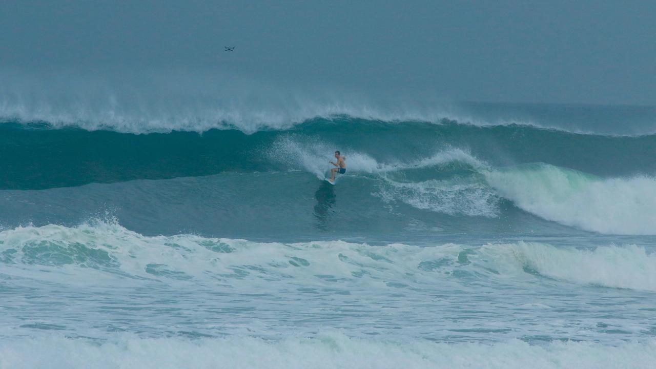Surfista en una ola larga en El Salvador
