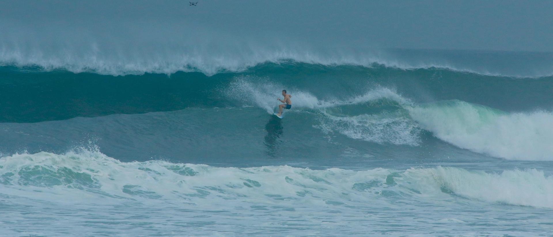 Surfista en una ola larga en El Salvador