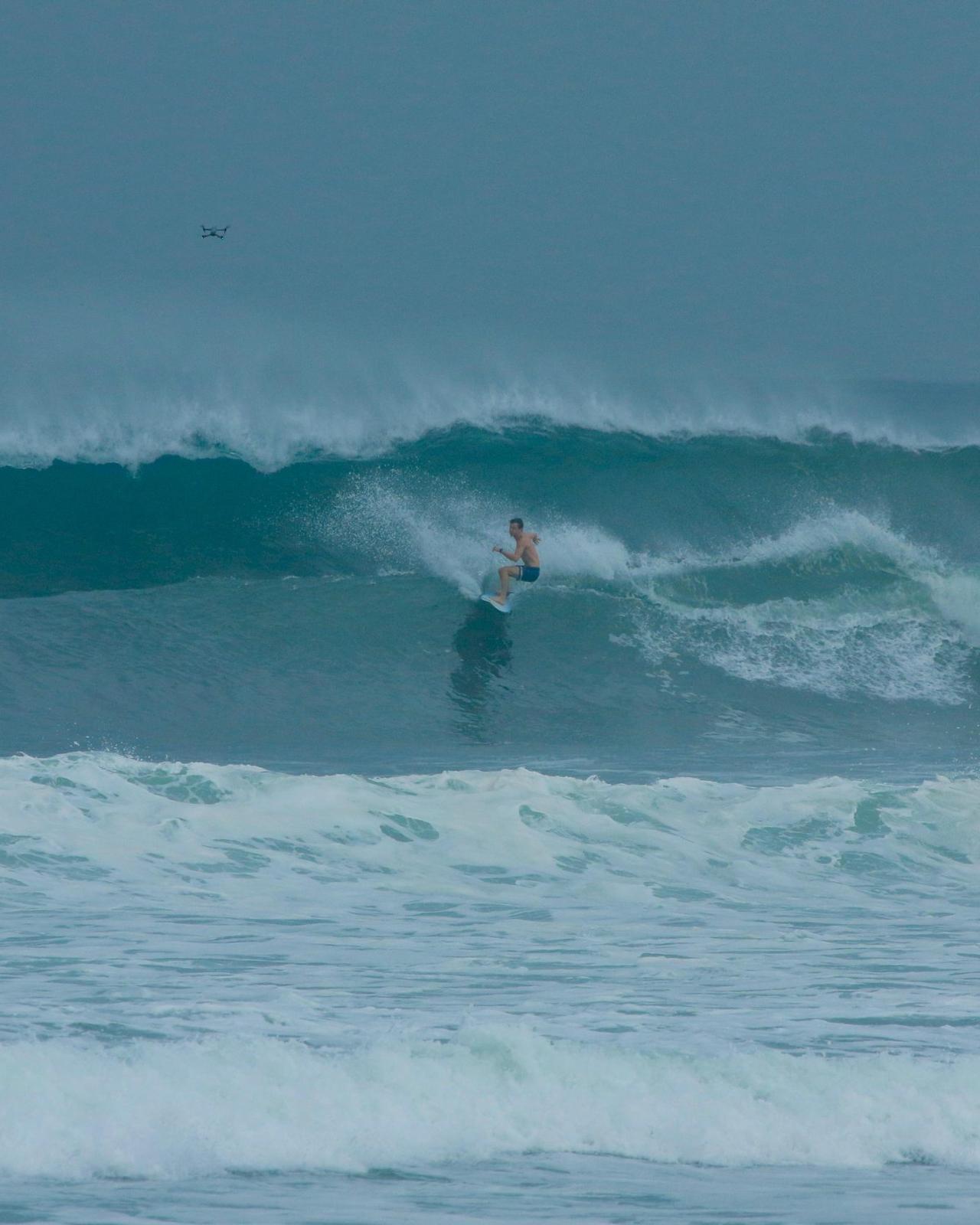 Surfista en una ola larga en El Salvador