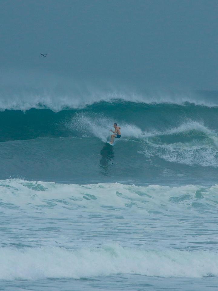 Surfista en una ola larga en El Salvador