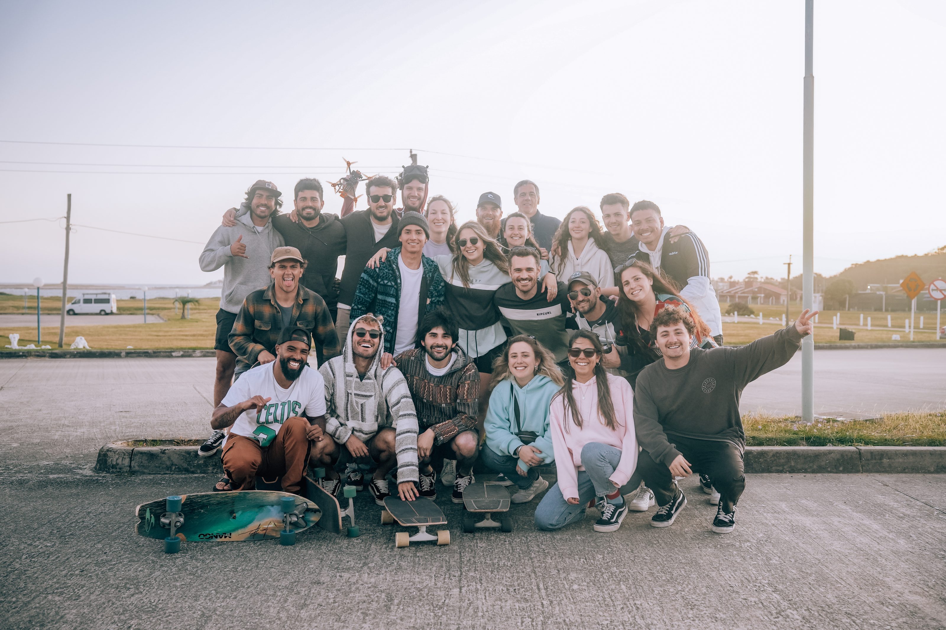 Grupo de viajeros de Mango con sus tablas de surf skate en La Paloma